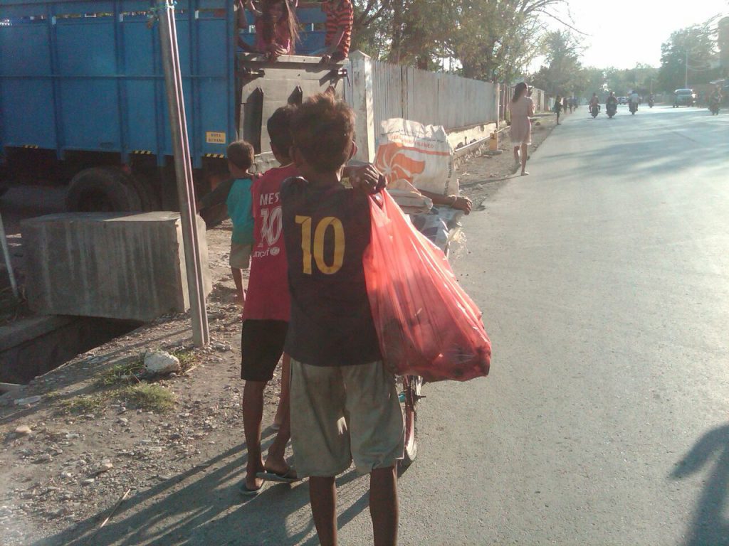 Children under 7 Years Work And Sell On The Street For Daily Survival.
